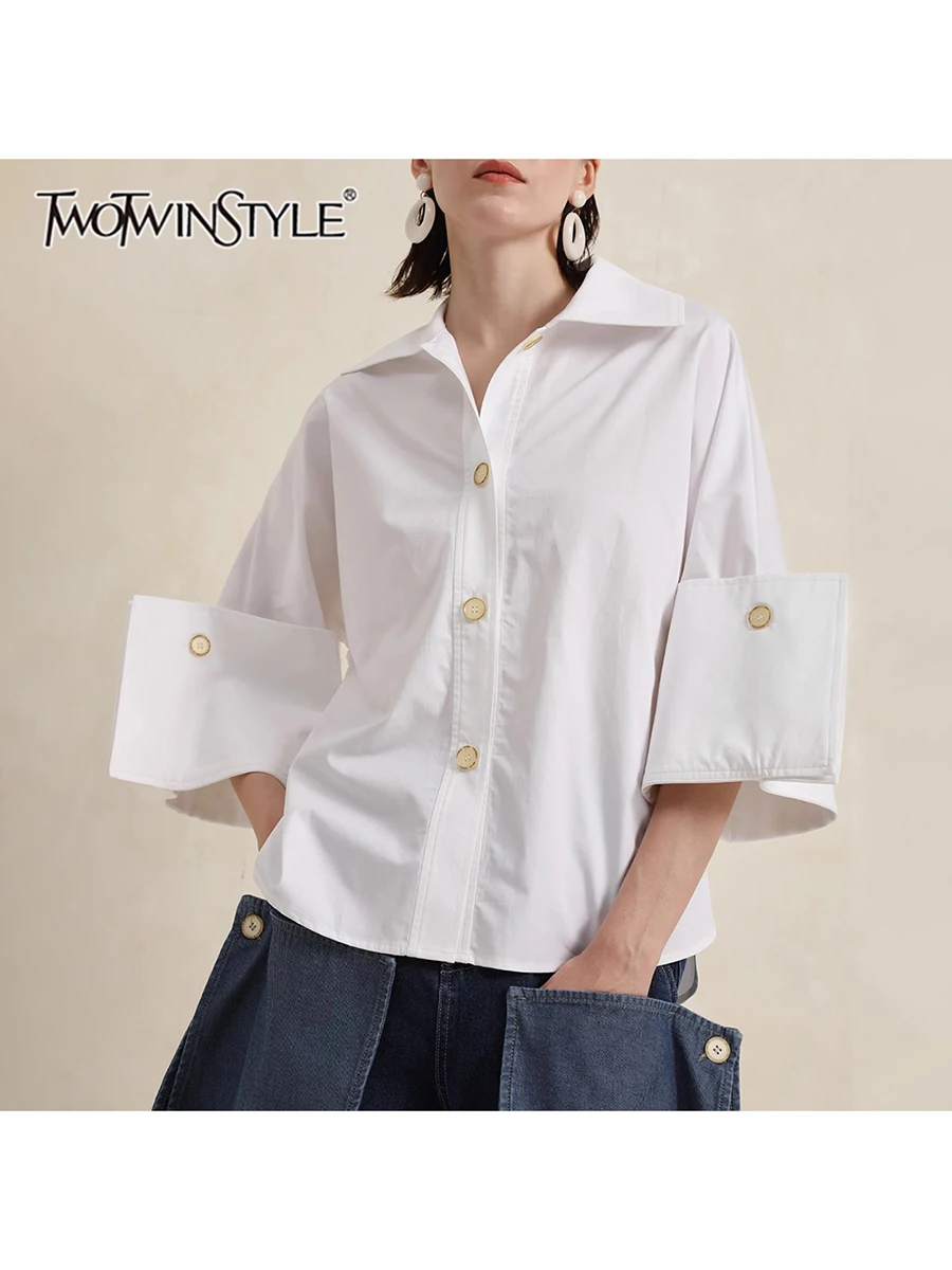 

TWOTWINSTYLE, однотонные свободные повседневные блузки с жемчугом для женщин, элегантные рубашки с длинными рукавами и лацканами, женская мода, новинка