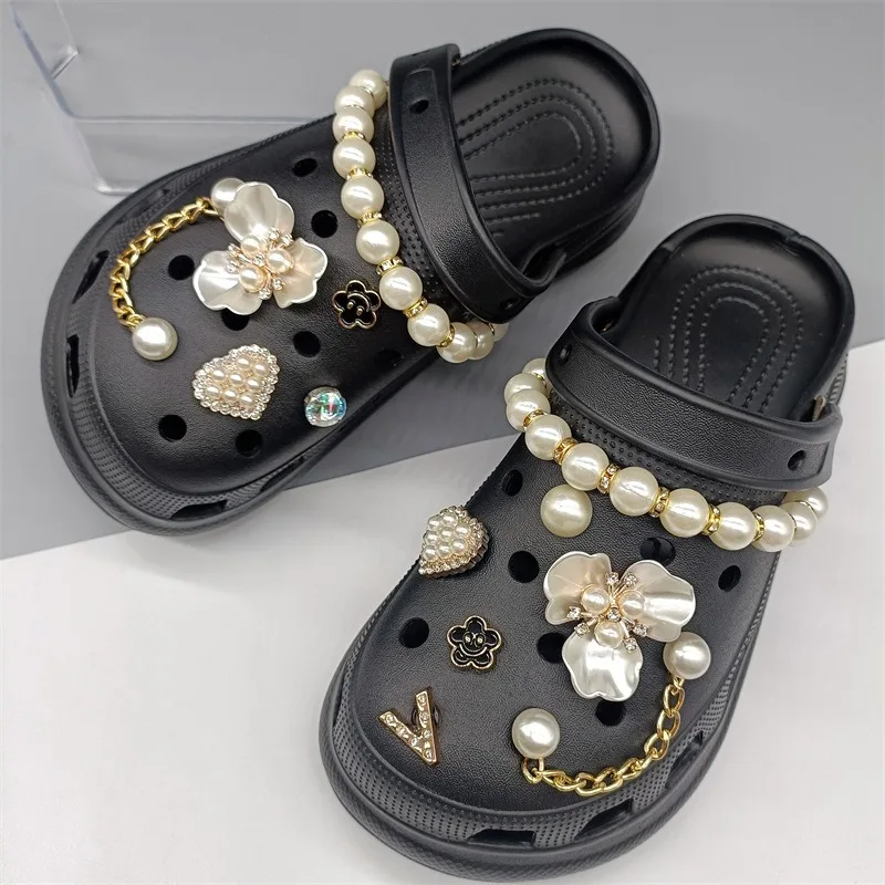 Dijes de zapatos de cocodrilo de moda, cadena de perlas, diamantes de imitación, conjunto de flores, sandalias, zapatillas, accesorios para niñas,