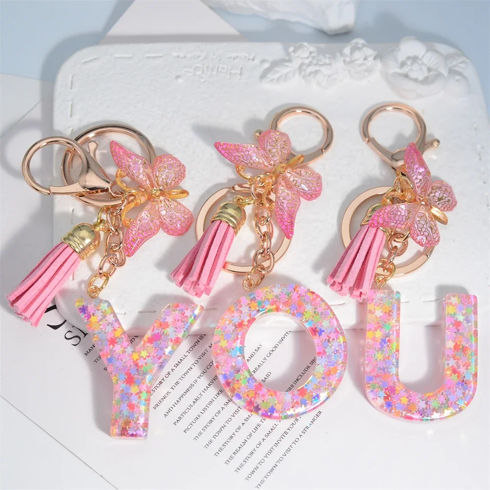 Porte-clés pendentif lettre initiale pour femme, pompon, papillon rose, porte-clés mignon, portefeuille de voiture, sacs à main, ornements de sac à dos