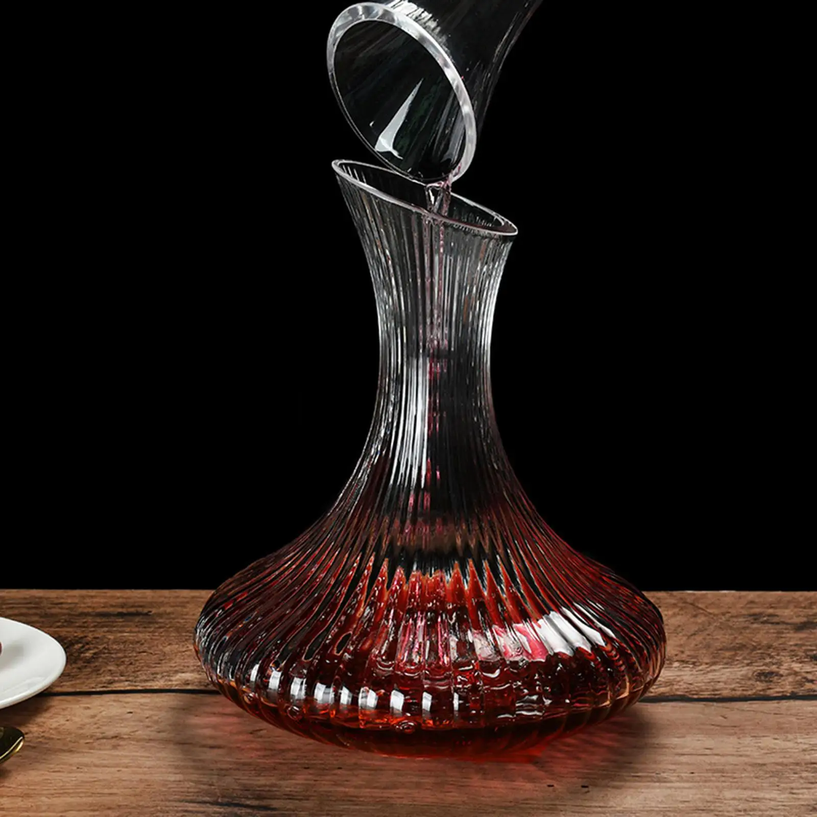 Elegant Glass Wine Decanter - Stylish Addition to Your Dining Experience