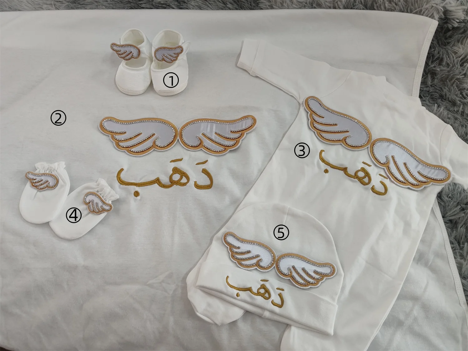 高級ゴールドトリムエンジェルベビー新生児用5点セット、名入れ刺繍入りフット付きジャンプスーツ、帽子、靴、ミトン付き