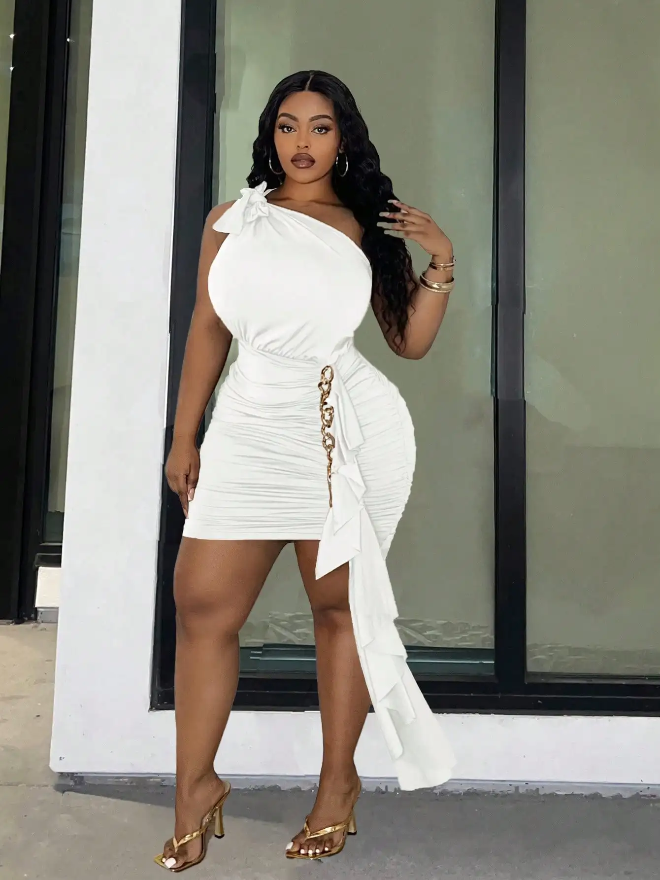 

Белое мини-платье больших размеров на одно плечо с драпировкой, цепочкой и асимметричным подолом