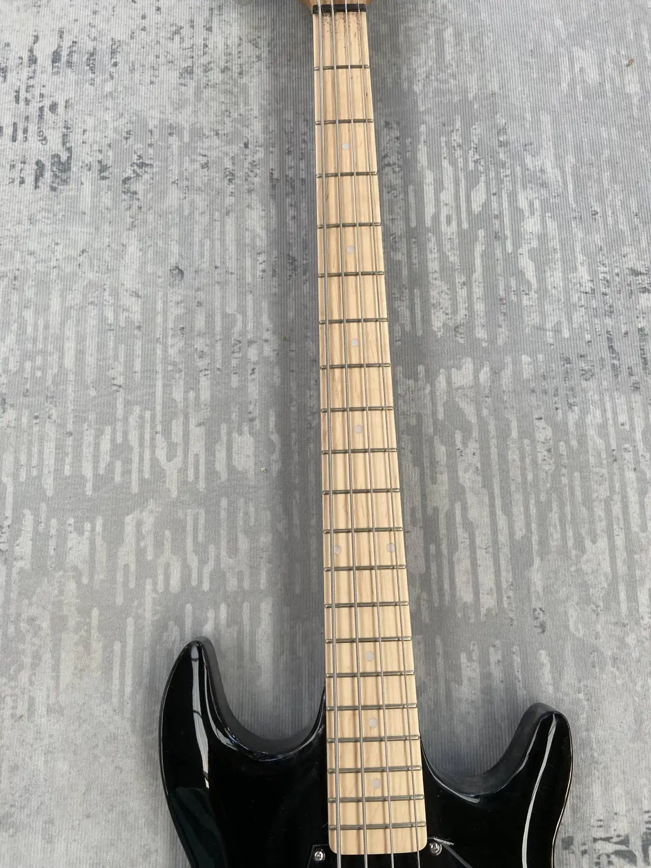 Electric BASS .made in China .black body, matte head, have logo! A mahogany body. In stock, G13