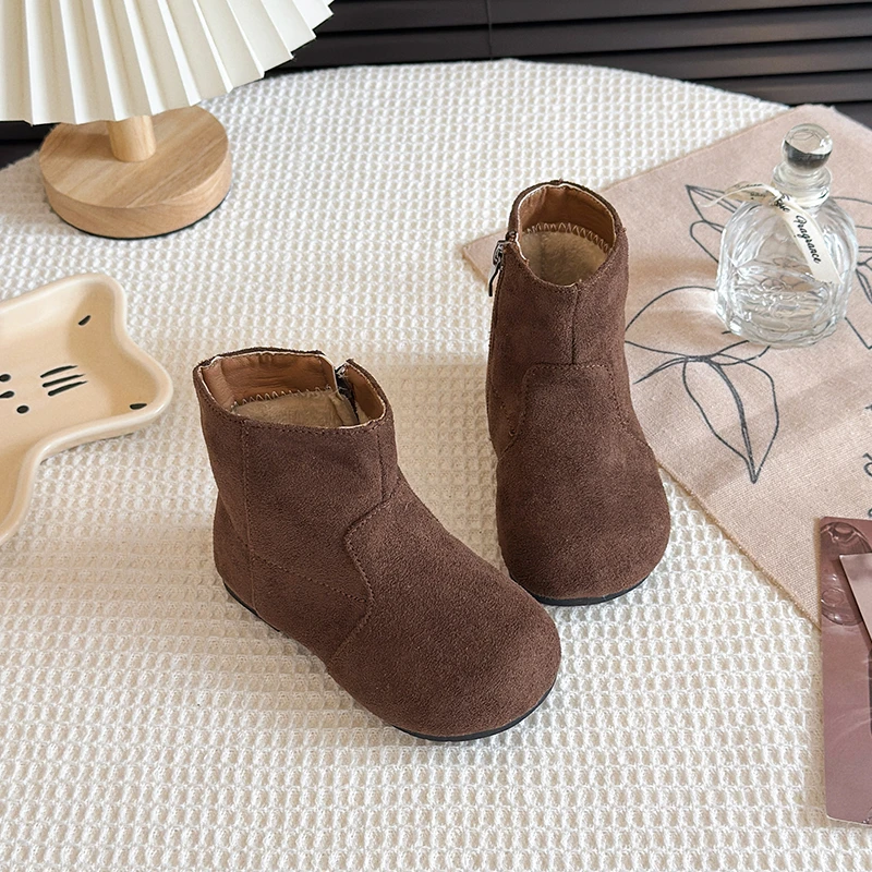 

2025 детские повседневные короткие сапоги для девочек, новая зимняя модная нескользящая универсальная обувь в корейском стиле с мягкой подошвой для подиума