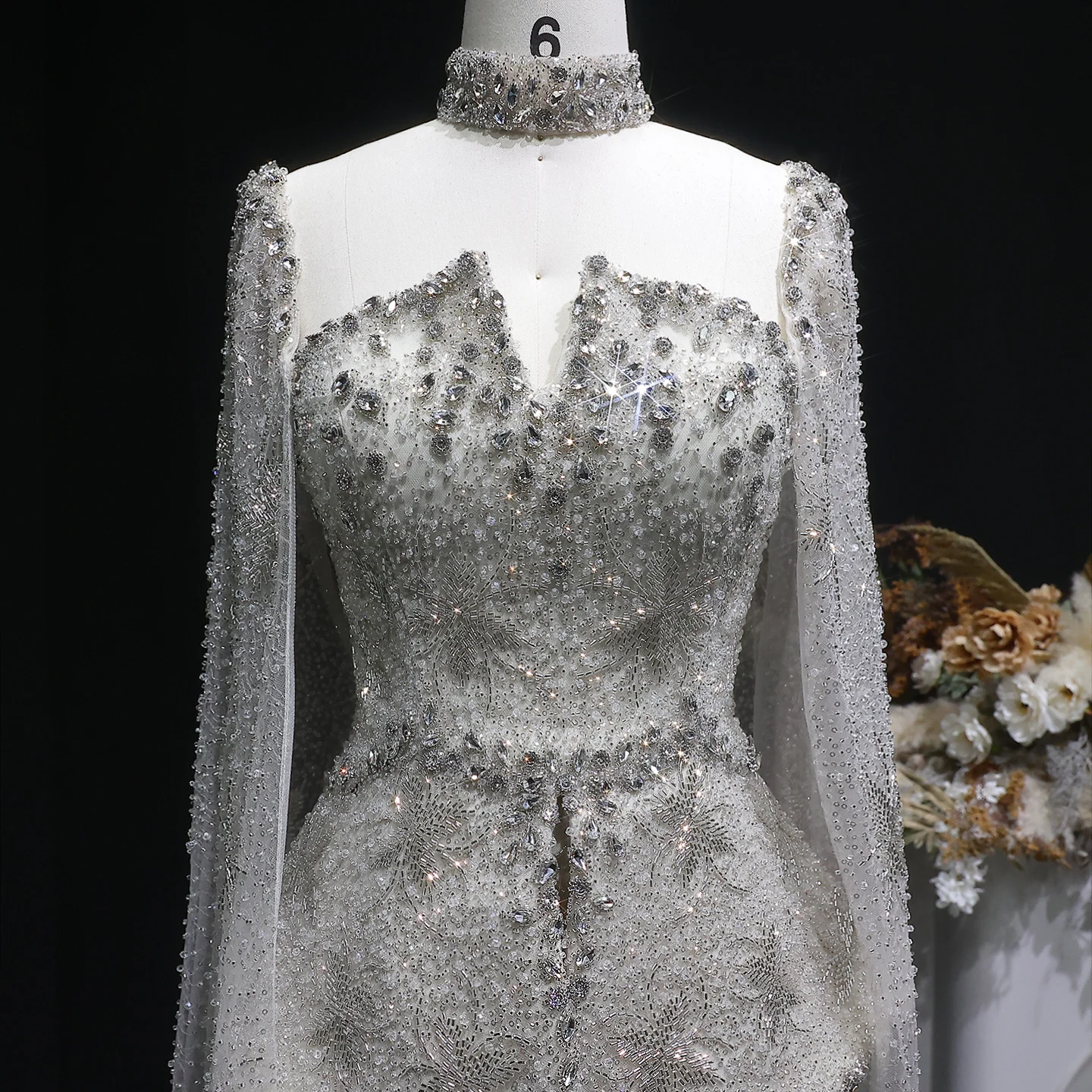 Sharon Said Dubai Luxuriöses Silbernes, Stark Perlenbesticktes Meerjungfrauen-Abendkleid mit Cape-Ärmeln, Arabisches Damen-Formelles Partykleid SS531 Maßanfertigung – Detail 6