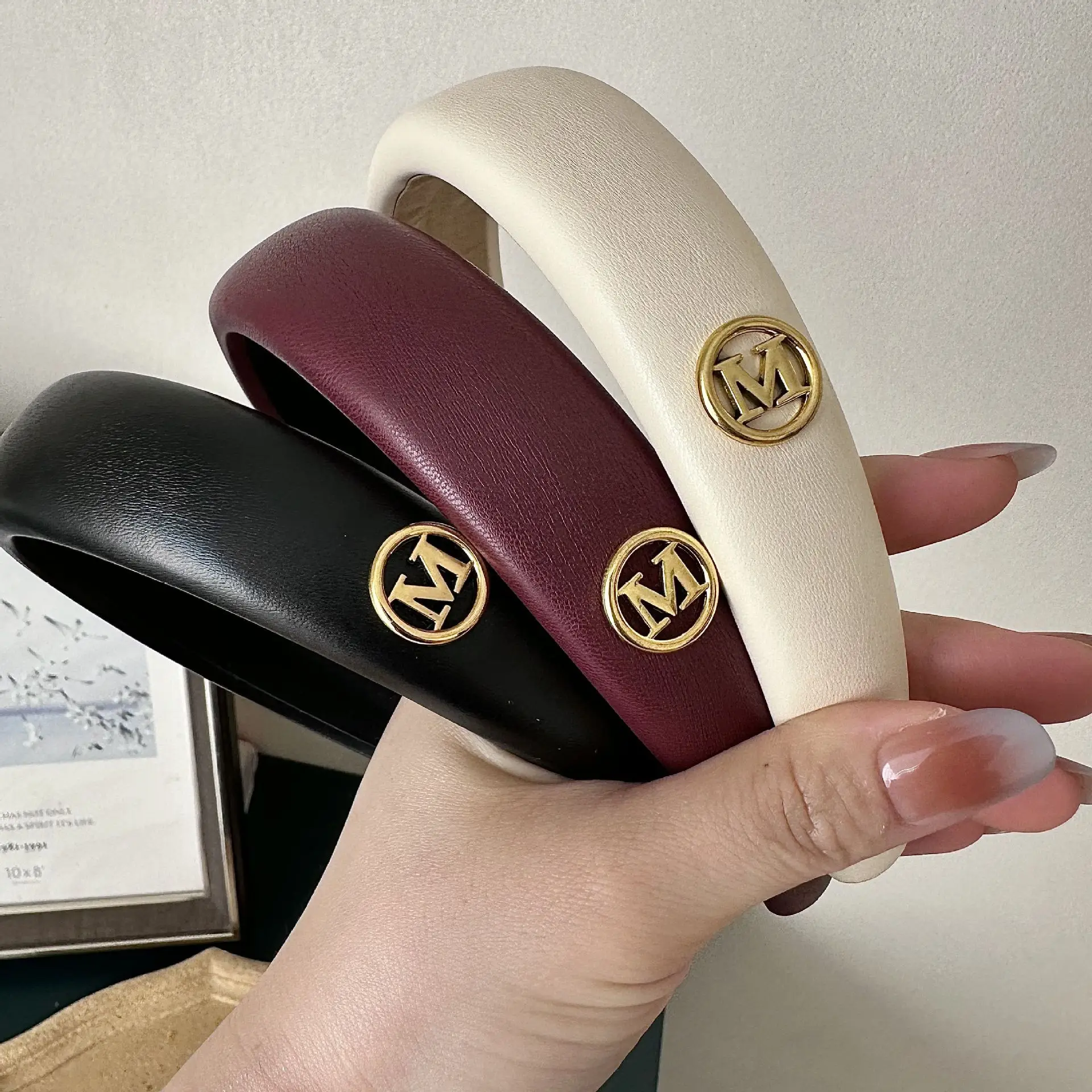 

Классическая модная повязка для волос 2026 года в элегантном стиле с уникальным и лаконичным дизайном, широким краем и функцией фиксации волос, ретро-повязка на голову