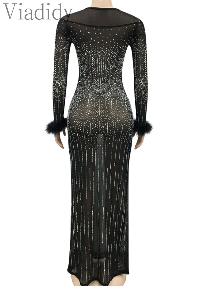 Sexy durchsichtiges, durchsichtiges Maxi-Partykleid mit Strass-Feder und langen Ärmeln aus Netzstoff