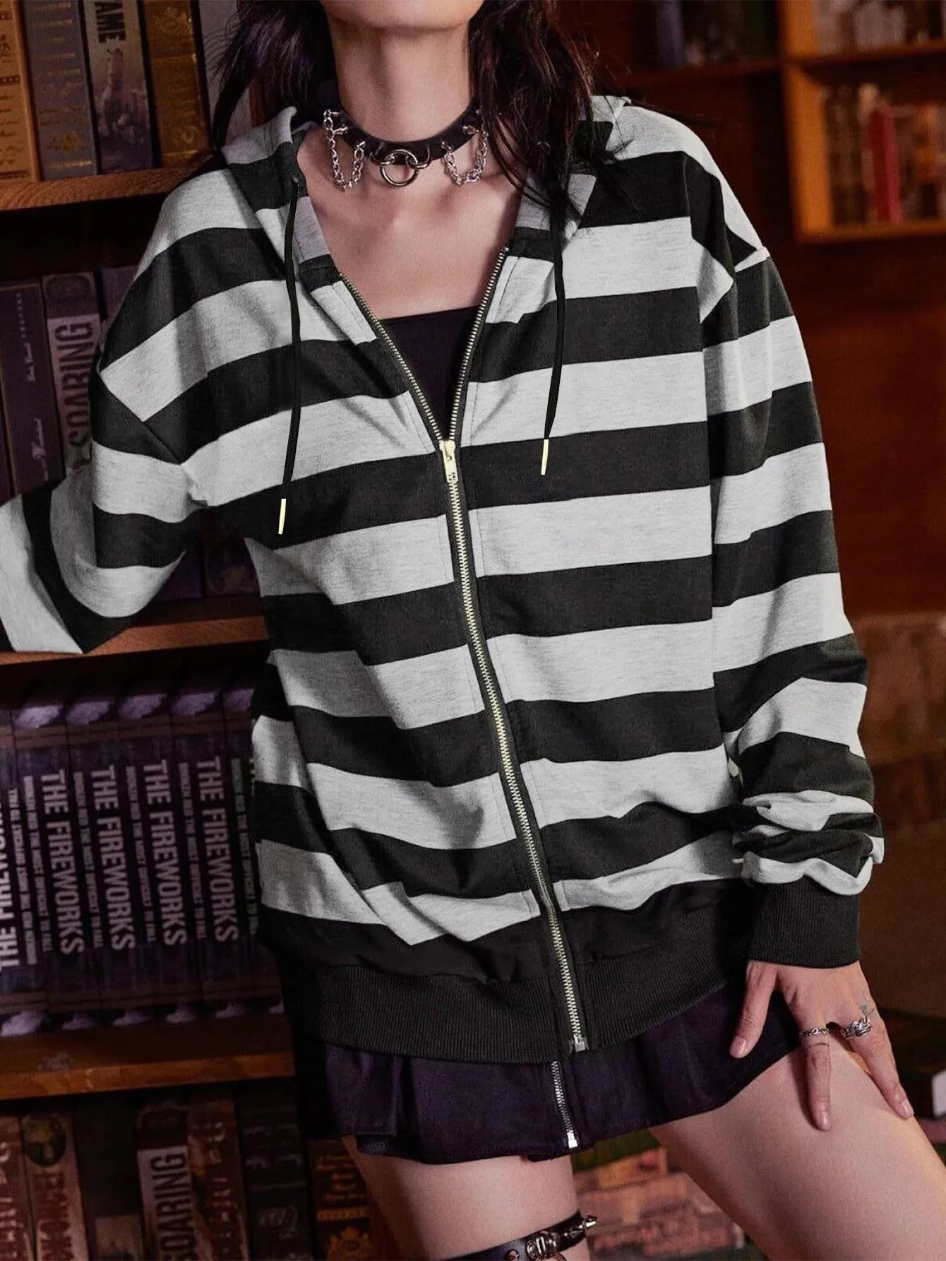 เสื้อฮู้ดลายทางรุ่นลิมิเต็ดอิดิชั่นสำหรับฤดูใบไม้ร่วง ดีไซน์ซิปแบบคาร์ดิแกน สไตล์หลวมสบายๆ รุ่นใหม่ปี 2025 เสื้อแจ็คเก็ตลำลอง