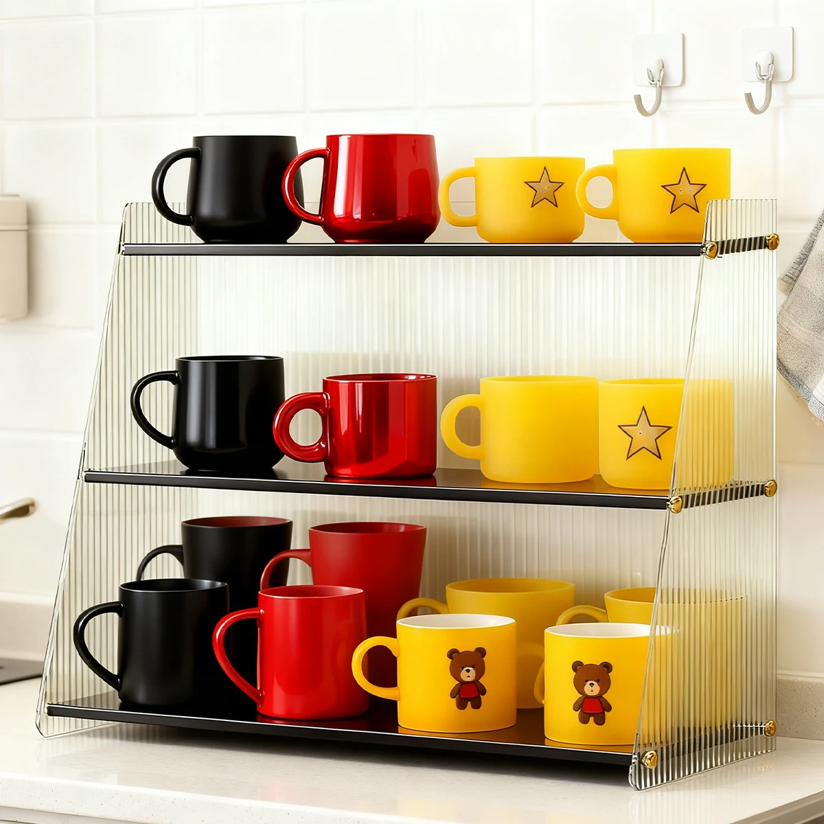 

3/4 ярусная бамбуковая и акриловая полка для кружки кофе/матча с акриловой дверью 20,1x16,9 дюйма, компактная для кухни/кафе (натуральный/черный)