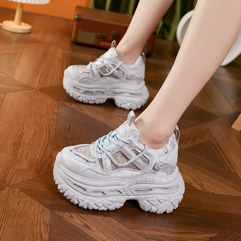 Women's thick soled dad shoes are versatile, with a raised inner height and perforated mesh for breathable casual sports shoes