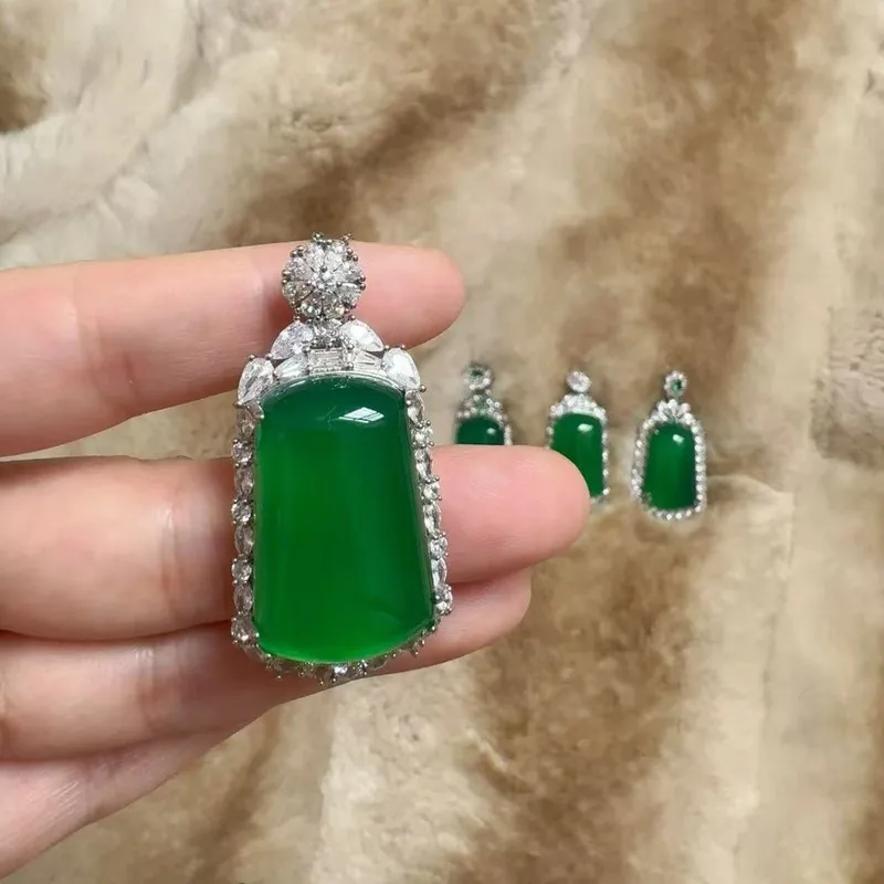 Pure natural high-grade horsehair chrysoprase agate Wu Shi Pai pendant necklace, new Chinese style, comparable to jadeite