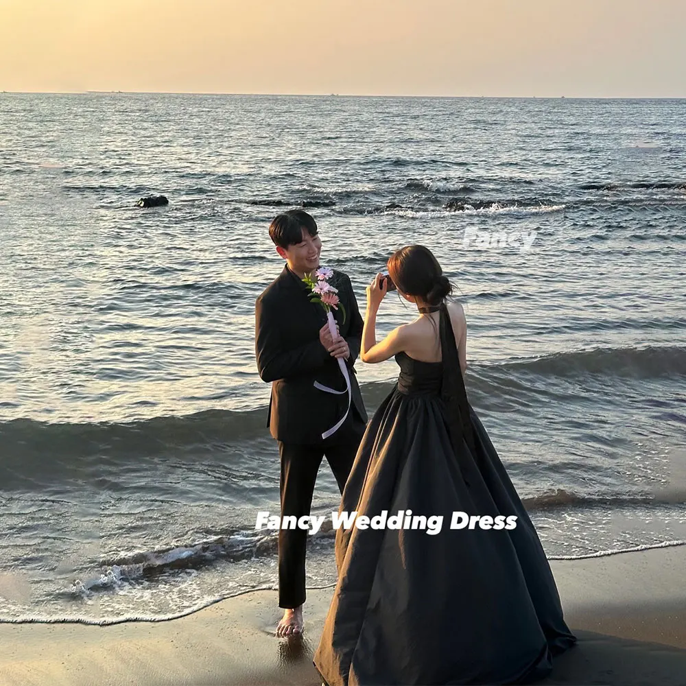 화려한 공주님 스타일 블랙 홀터 웨딩드레스 한국 촬영용 A라인 태피터 브라이덜 가운 플로어 기장 백리스 맞춤 제작