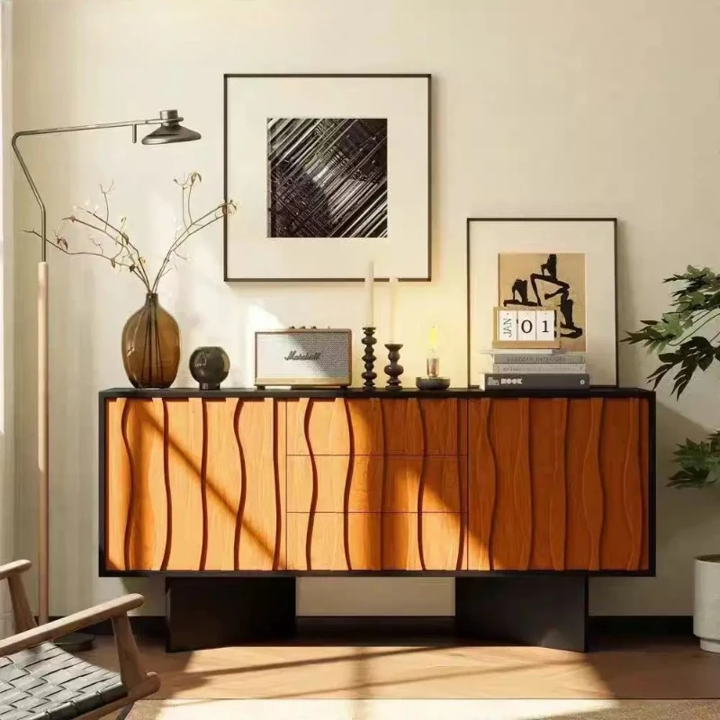 

Средневековый обеденный буфет из массива дерева с волнообразным дизайном и двойным цветовым оформлением.