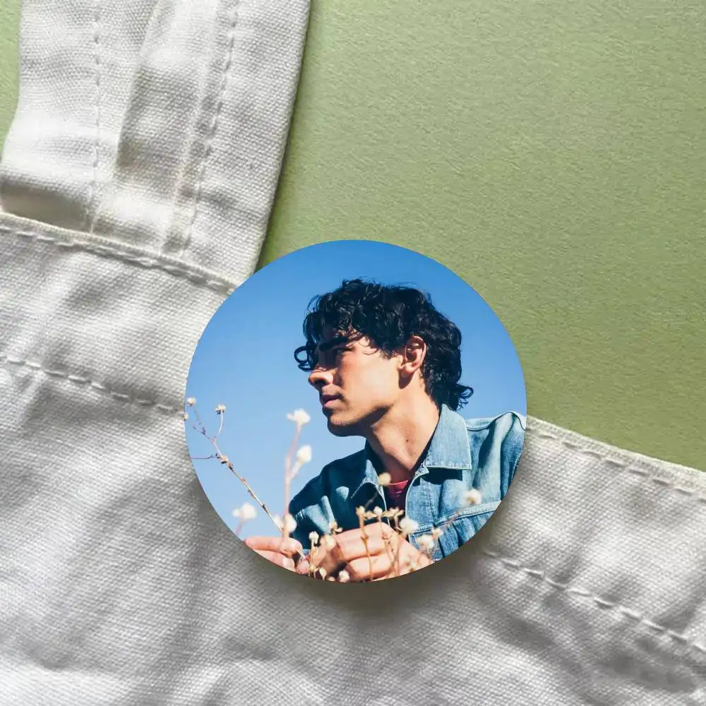 شارات المغني جو جي جوناس الرائعة الرائعة على شكل زر بروش شارة حقيبة تزيين مجموعة المروحة هدية