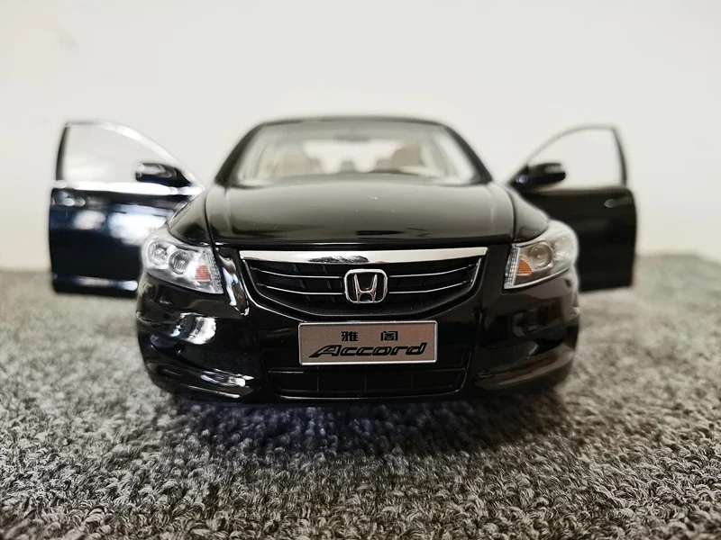 Modelo de coche de plástico fundido a presión para niños, colección de regalos de exhibición, Metal negro/dorado, para Honda Accord 8th, mitad y ocho, 1/18