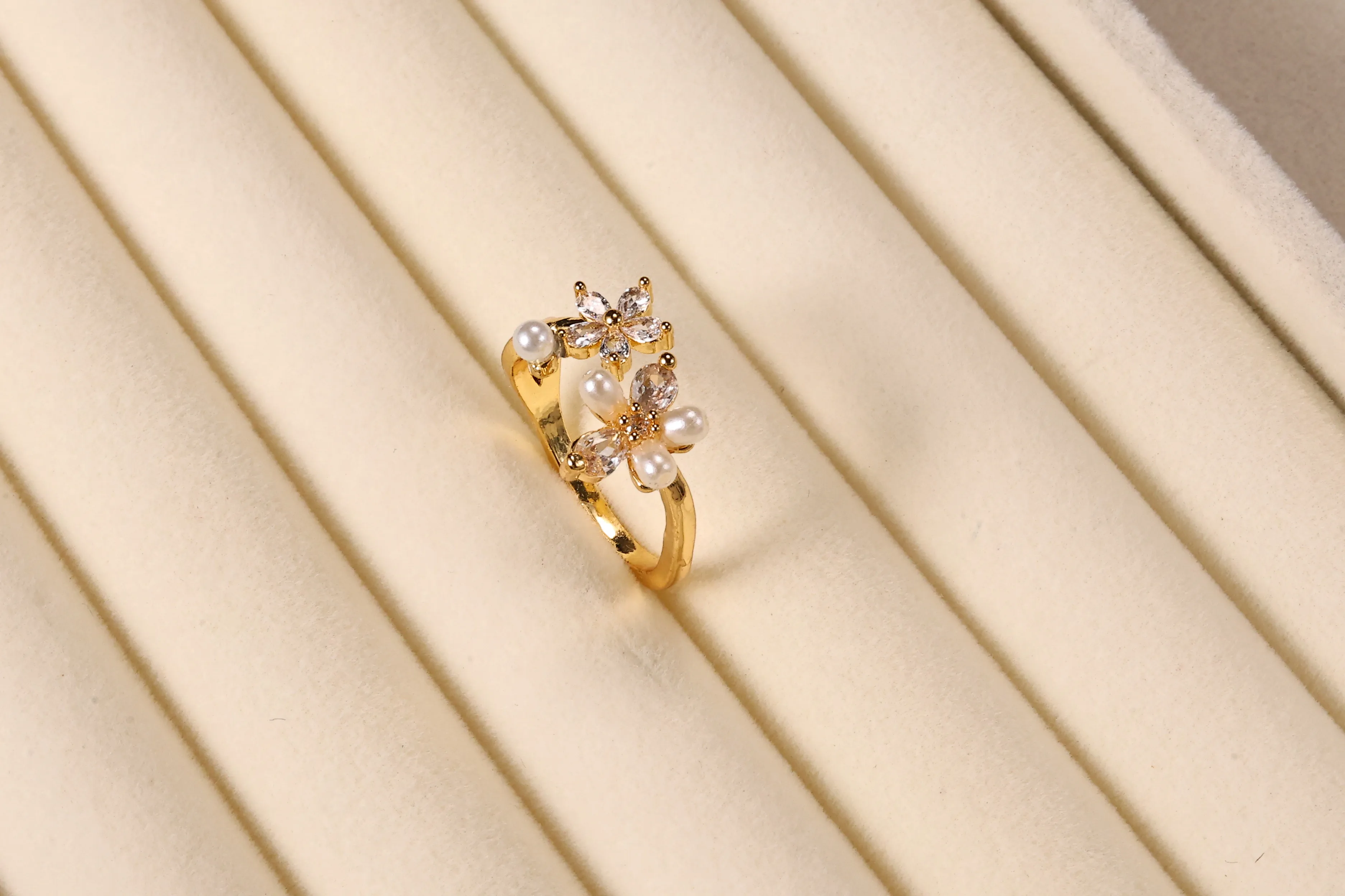 

В 2023 году новый модный нишевый дизайн имеет высококачественный темперамент, птичья песня, цветочный аромат, слегка инкрустированный цирконом, li.