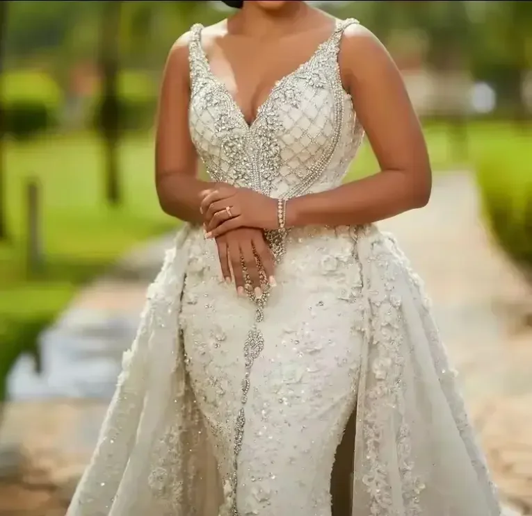 Vestido de novia de sirena blanco con cuello en V, cola de barrido de lentejuelas de cristal de encaje 3d con cuentas africanas brillantes de lujo personalizado, tren desmontable