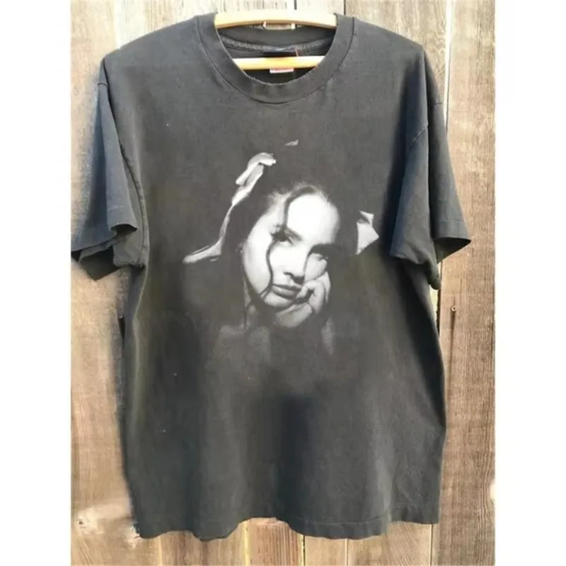 Anthrazitgraues T-Shirt für Männer und Frauen, 90er-Jahre-T-Shirt mit Lana Del Rey Musikshirt-Muster – Detail 3