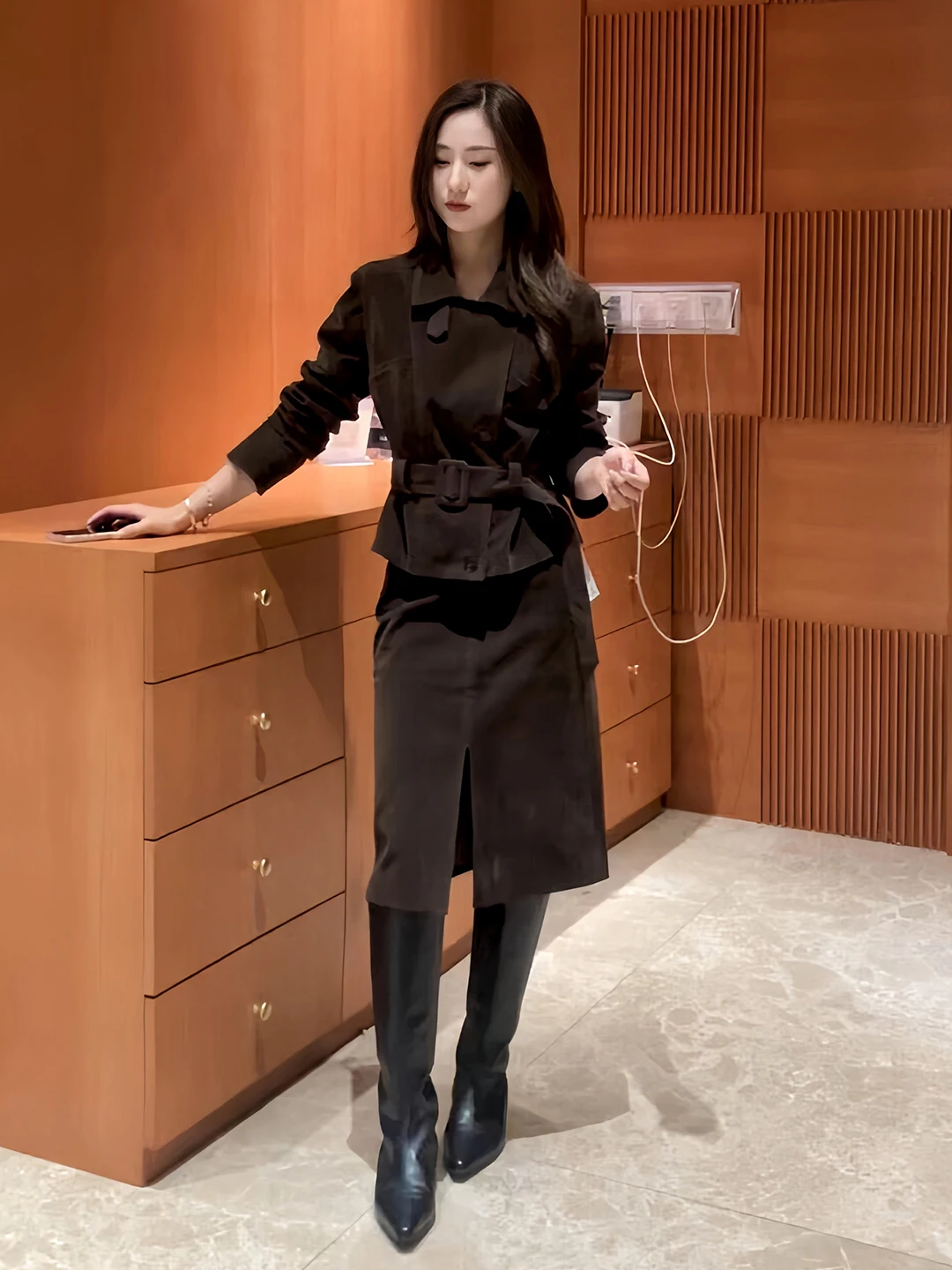 High-End Women's Suede Belted Waistcoat And Skirt Set Vintage Feel Commute Friendly Fashionable Two-Piece Autumn Ensemble
