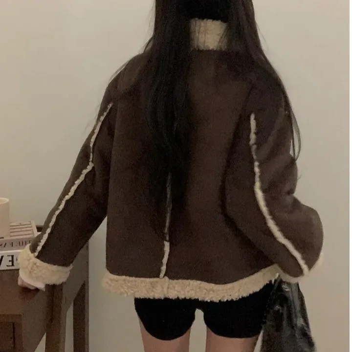 レトロで多用途なフェイクファー襟付き、若々しいレザーとファーのジャケット、女性用香港風シックなコート、綿100%