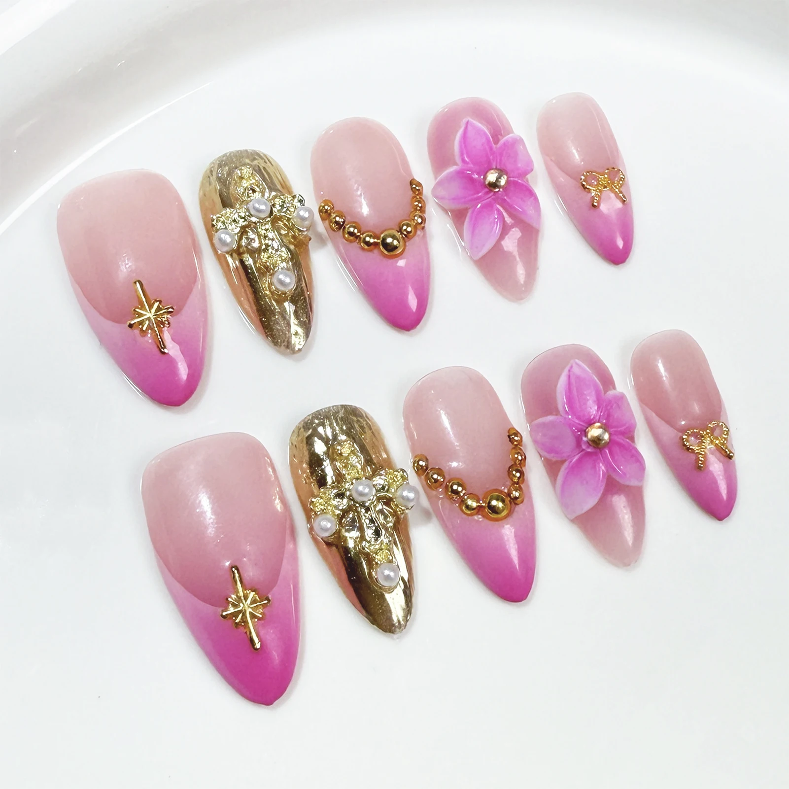 10 szt. Różowe Migdałowe Sztuczne Paznokcie 3D Kwiaty Dekoracja Paznokci Dociskanych Francuski Gradient Ręcznie Robione Sztuczne Paznokcie Z Złotymi Gwiazdkami i Kokardkami