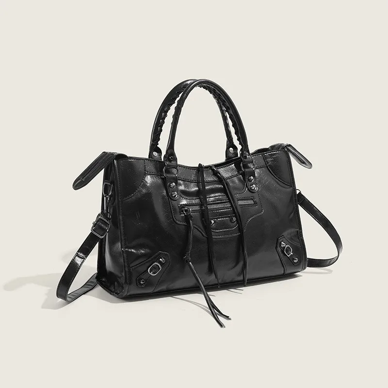 European American Paris Rivet Motorcycle Bag Spicy Girl Women Fashion Luxury Large Capacity Commuter Handheld Crossbody Bag