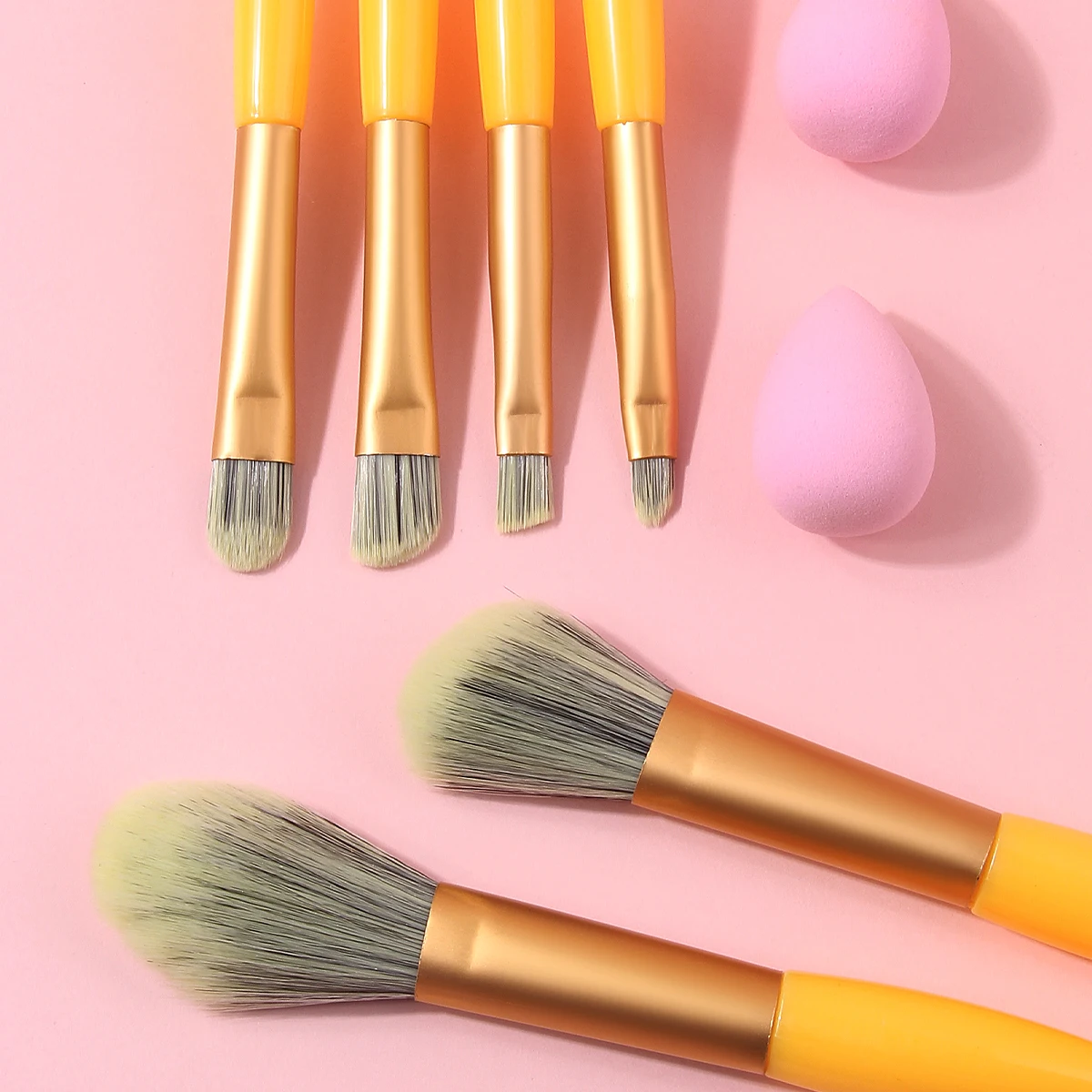 ชุดแปรงแต่งหน้าแบบพกพา 8 ชิ้น - แปรงแป้งขนาดเล็ก แปรงอายแชโดว์ แปรงคอนซีลเลอร์ + ฟองน้ำขนาดเล็กแบบนุ่ม