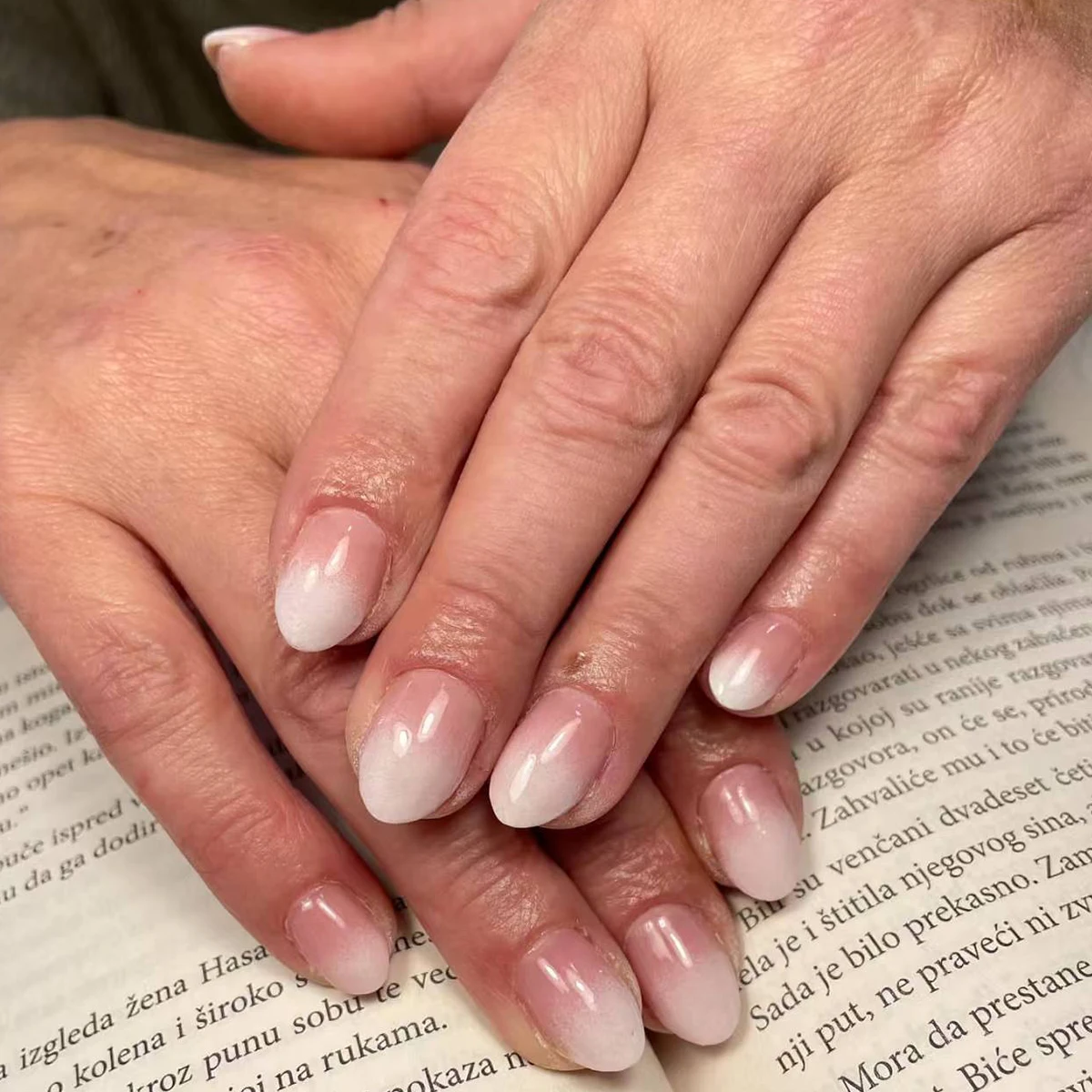 24 قطعة بيضاوية قصيرة مع تصميم ترتر لامع طرف فرنسي اضغط على الأظافر قصيرة تناسب مجموعة أظافر صناعية مثالية من الأكريليك بما في ذلك: قطعة واحدة #1