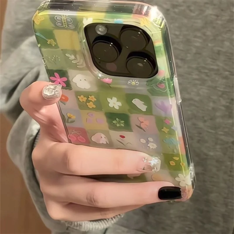IND Handyhülle mit grünem Grasgittermuster, Blumenmuster und Hasenmotiv mit Kette für iPhone 11 12 13 14 15 16 17 18 Pro Max – Detail 2