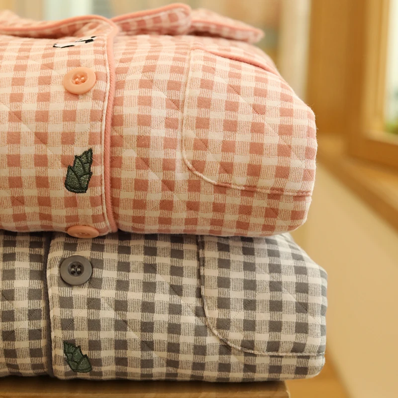 Winterpaar aus reiner Baumwolle, dreilagige Baumwolle, gepolstert, dicke Pyjamas, Cartoon-Stickerei, warme Winterkleidung für Männer und Frauen