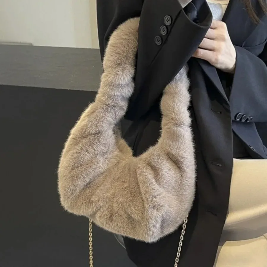 

New fall and winter niche senior sense plush chain crossbody women's bag popular personality light luxury simple handbag