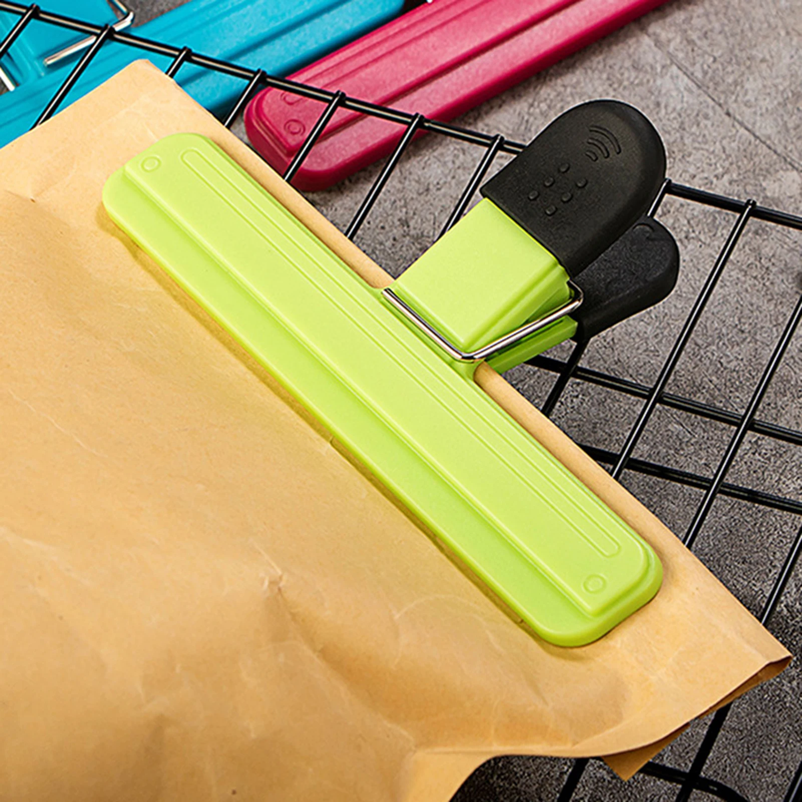 Air Tight Sturdy Plastic Clips Convenient to Use Assorted Sizes Food Bag Clips Suitable for Food Storage