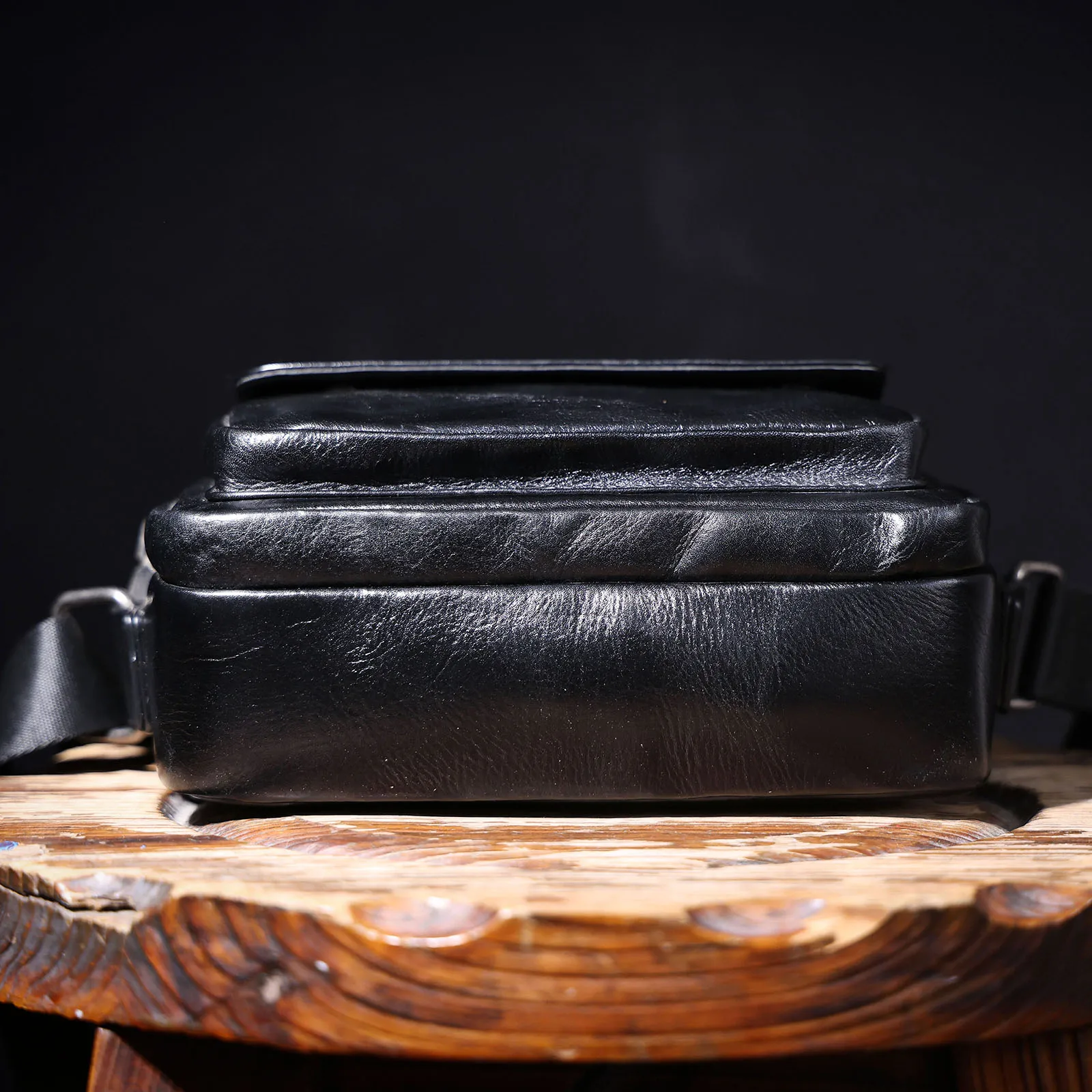 Echte Leder-Brusttasche für Herren, Casual-Umhängetasche aus Rindsleder, Modische Handyhülle, Pflanzlich gegerbtes, gerafftes Leder – Detail 13