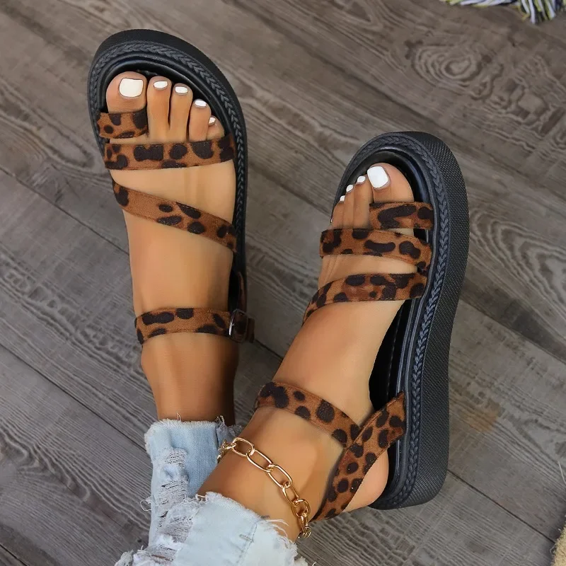 2024 sapatos femininos fivela cinta sandálias femininas ao ar livre sandálias casuais feminino leopardo dedo do pé redondo plana com sapatos de plataforma