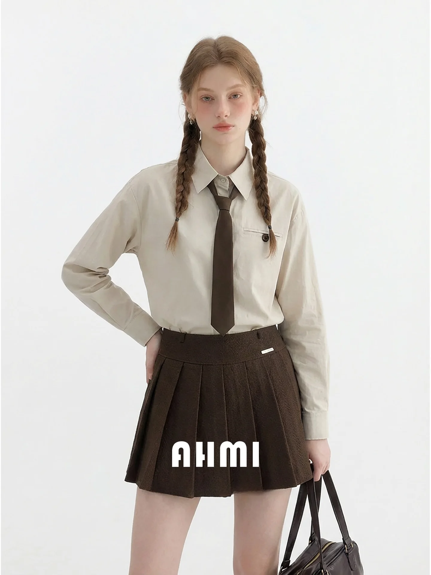 

Женская рубашка AHMI из чистого хлопка в винтажном университетском стиле с длинным рукавом, весна 2026, новая модель, свободный крой, стройнящий эффект, цветной топ