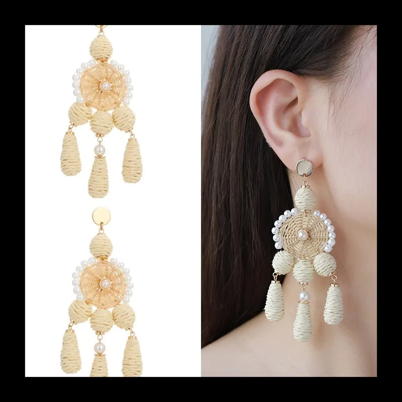 

Рафия ручной работы в этническом стиле. Преувеличенная настройка. Серьги с намоткой и бахромой.