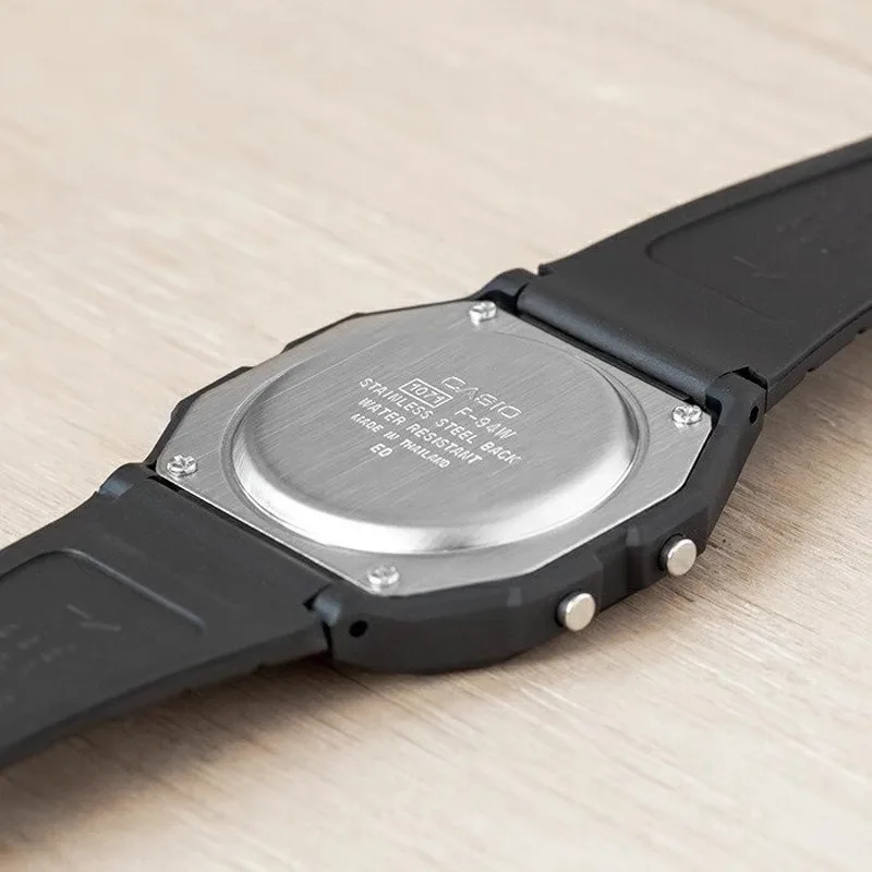 ساعة كاسيو للرجال صغيرة مربعة بسيطة ريترو مقاومة للماء ساعة كوارتز رقمية للطلاب للجنسين F-94WA-9