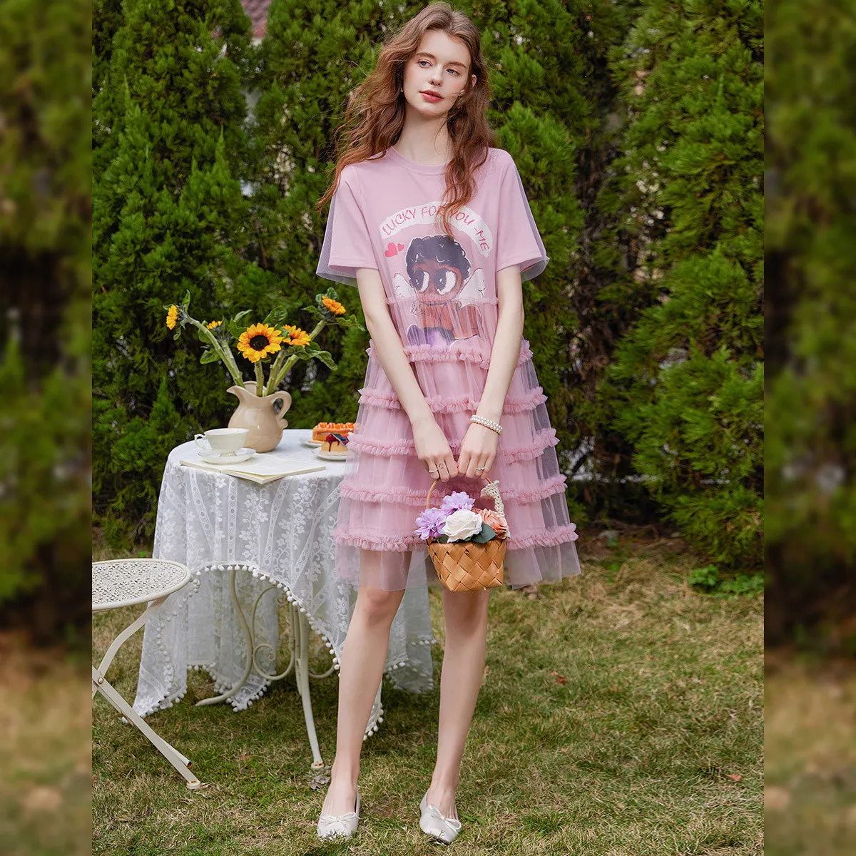 เดรสเสื้อยืดต่อผ้าตาข่าย LOUIS YAO รุ่นใหม่ ประจำฤดูร้อนปี 2025 ดีไซน์สองชิ้นในตัวเดียว คอกลม พิมพ์ลายการ์ตูน แขนสั้น