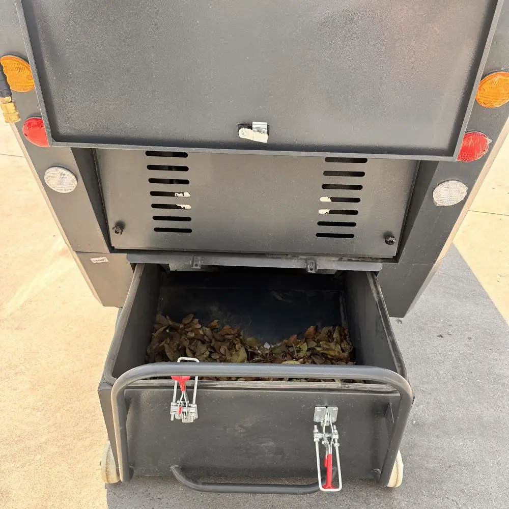 Heavy Load Capacity Industrial Ride on Sweeper Sweeper Ride on Large Hopper Volume Reduces Emptying Frequency