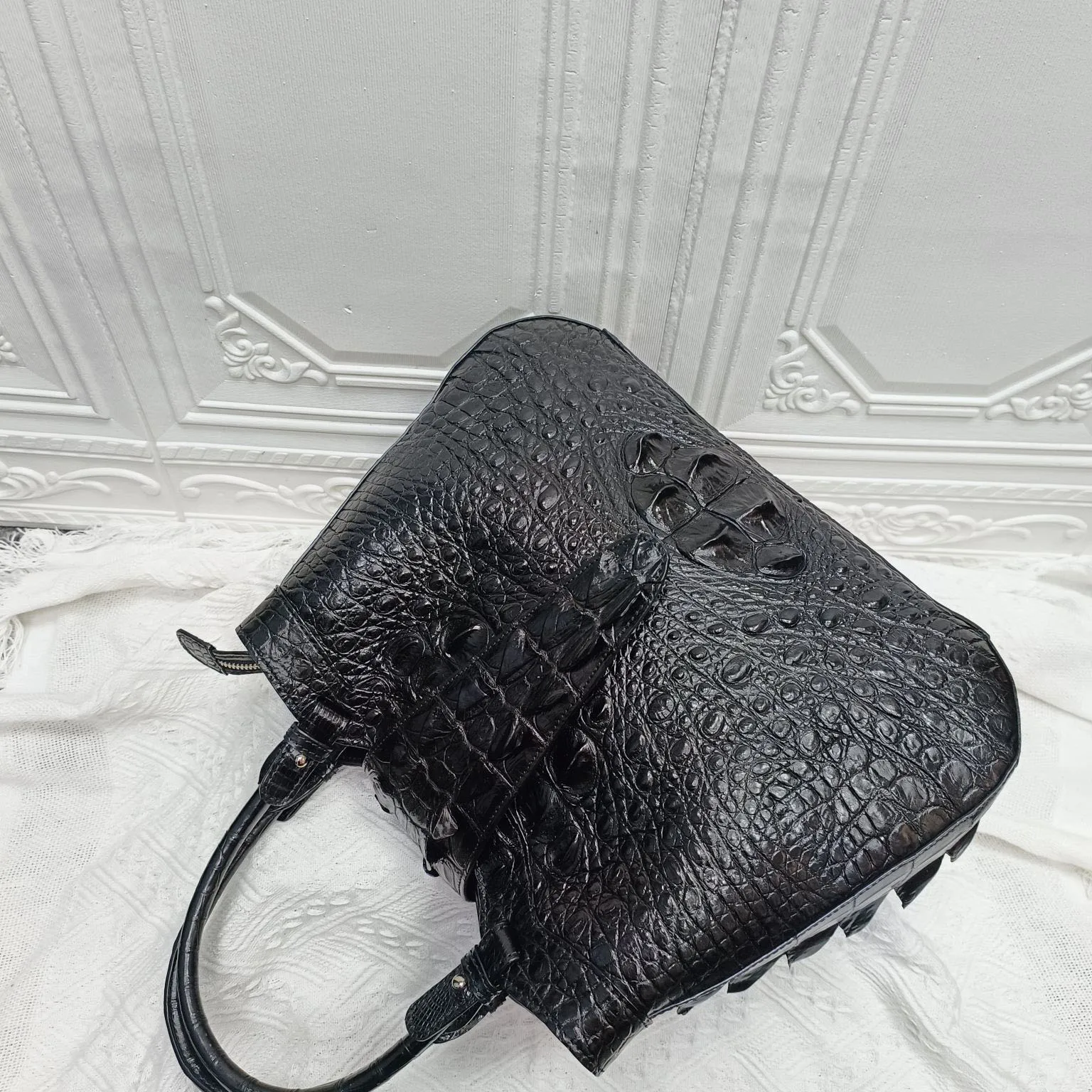 Classic crocodile skin bone pattern women's handbag, made of whole crocodile skin, black elegant all-matching women's bag