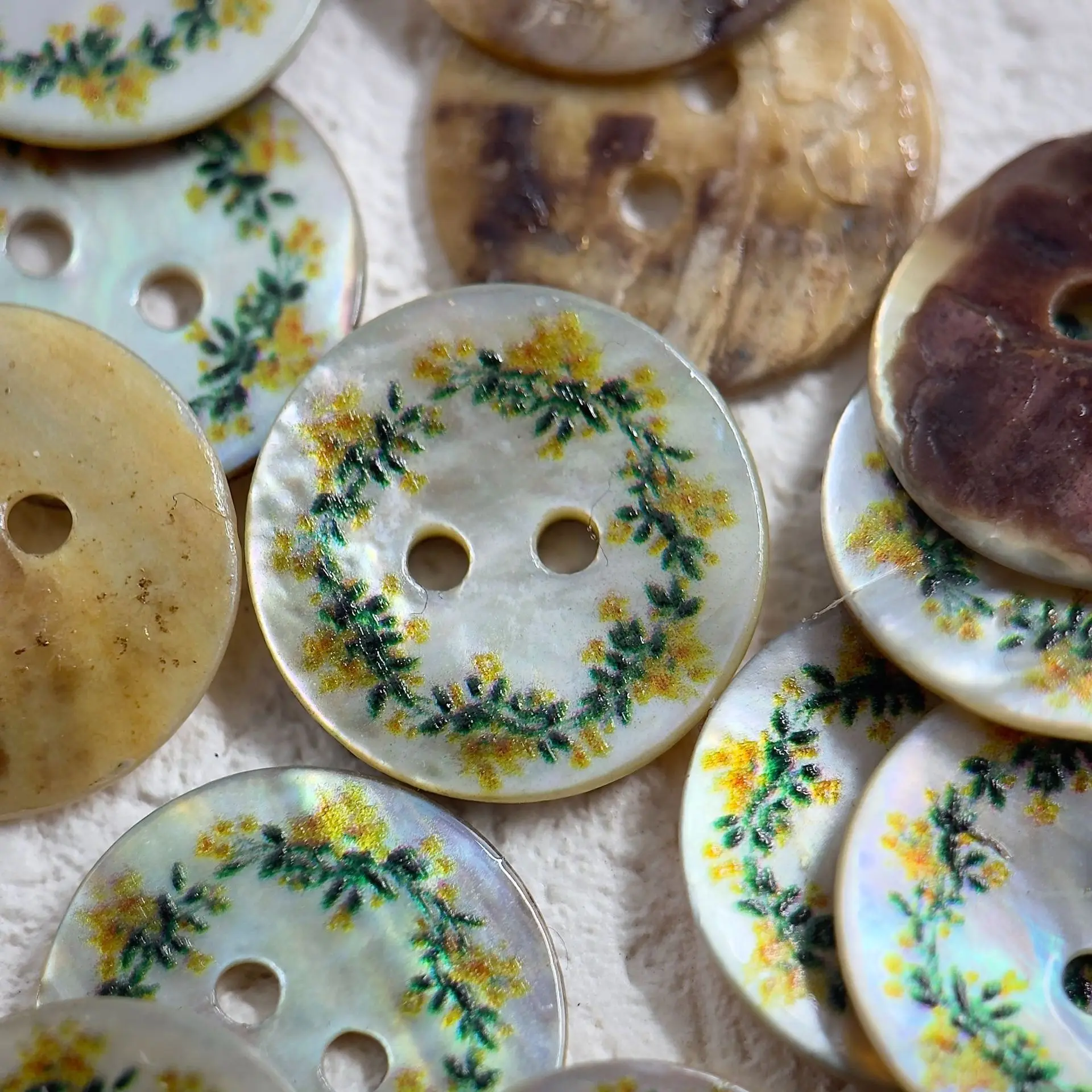 20Pcs/lot 15mm Natural Shell Autumn Osmanthus Retro Two Eye Button Shirt Coat Decorative Accessories Button