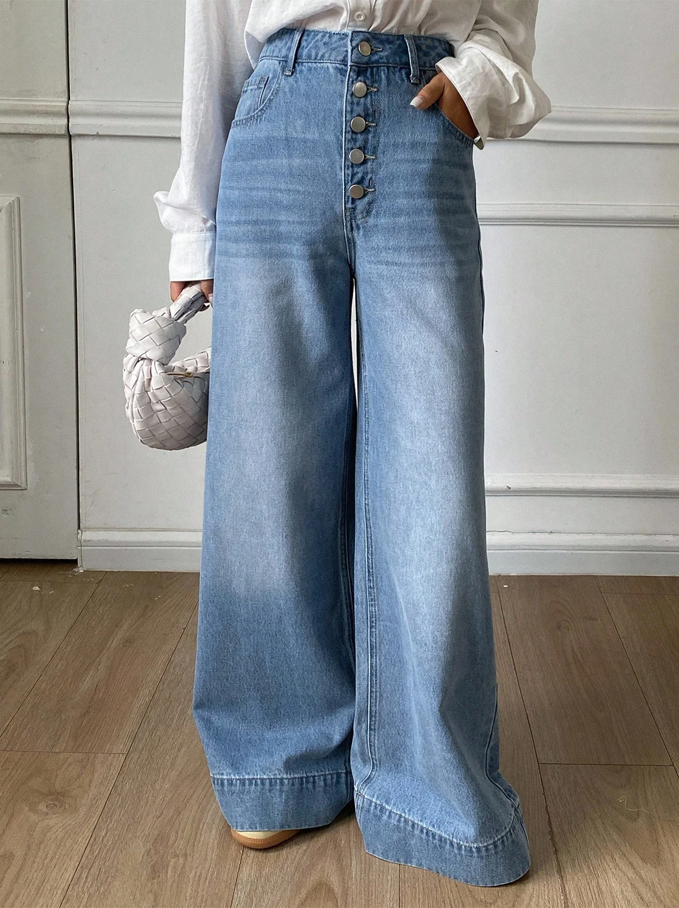 Front-buttoned high-waisted women's jeans with wide hem, loose-fitting elasticated jeans for daily wear and casual wear