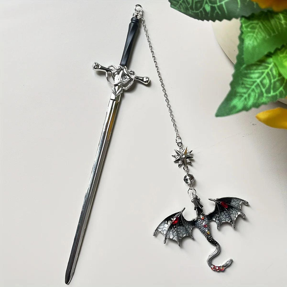 Marcapáginas de dragón espada de aleación, regalo de cumpleaños para amantes y lectores de libros, colgante de oro y plata con gusano de biblioteca de fantasía, 1 ud.