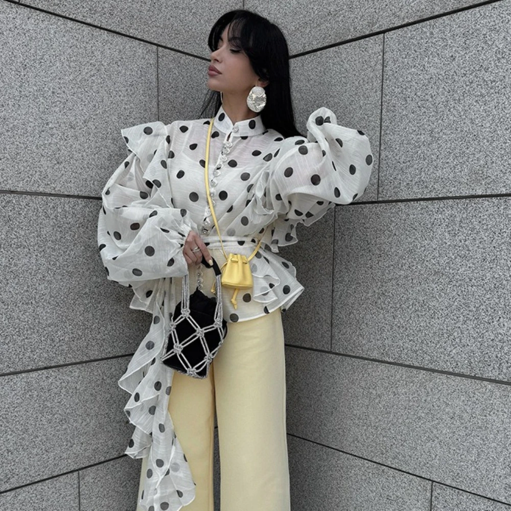 

Yaminiya элегантная женская осенняя рубашка в горошек с нерегулярными рюшами и завязками по краям, новый универсальный топ с воротником-стойкой и длинными рукавами