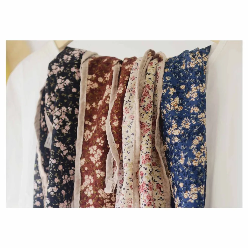 

Высококачественный соответствующий цветочным поясом. Высококачественная повязка на голову. Маленький шарф. Женский винтажный шелковый шарф с цветочным принтом. Треугольный шарф с бриллиантами.