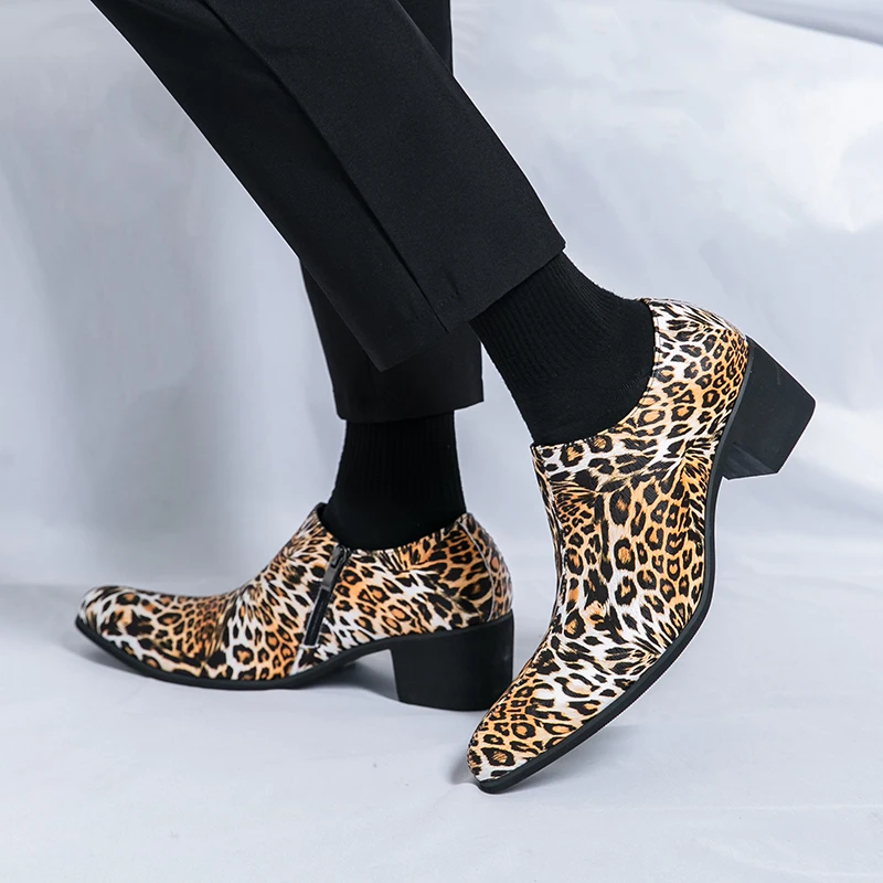 

Мужские кожаные туфли высокого качества с острым носком на высоком каблуке и модными узорами, мужские кожаные туфли с низким вырезом на боковой молнии