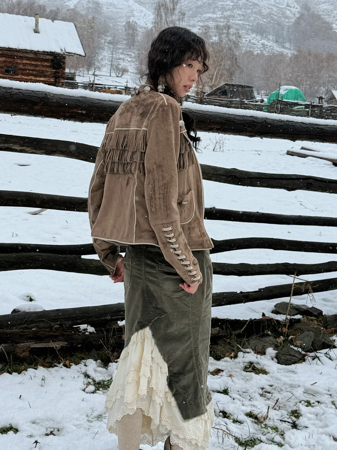 Długi płaszcz damski z miękkiej skóry napa o wysokiej gramaturze, z frędzlami, wiązany, w stylu vintage, o regularnej długości, wykonany z tkaniny syntetycznej.