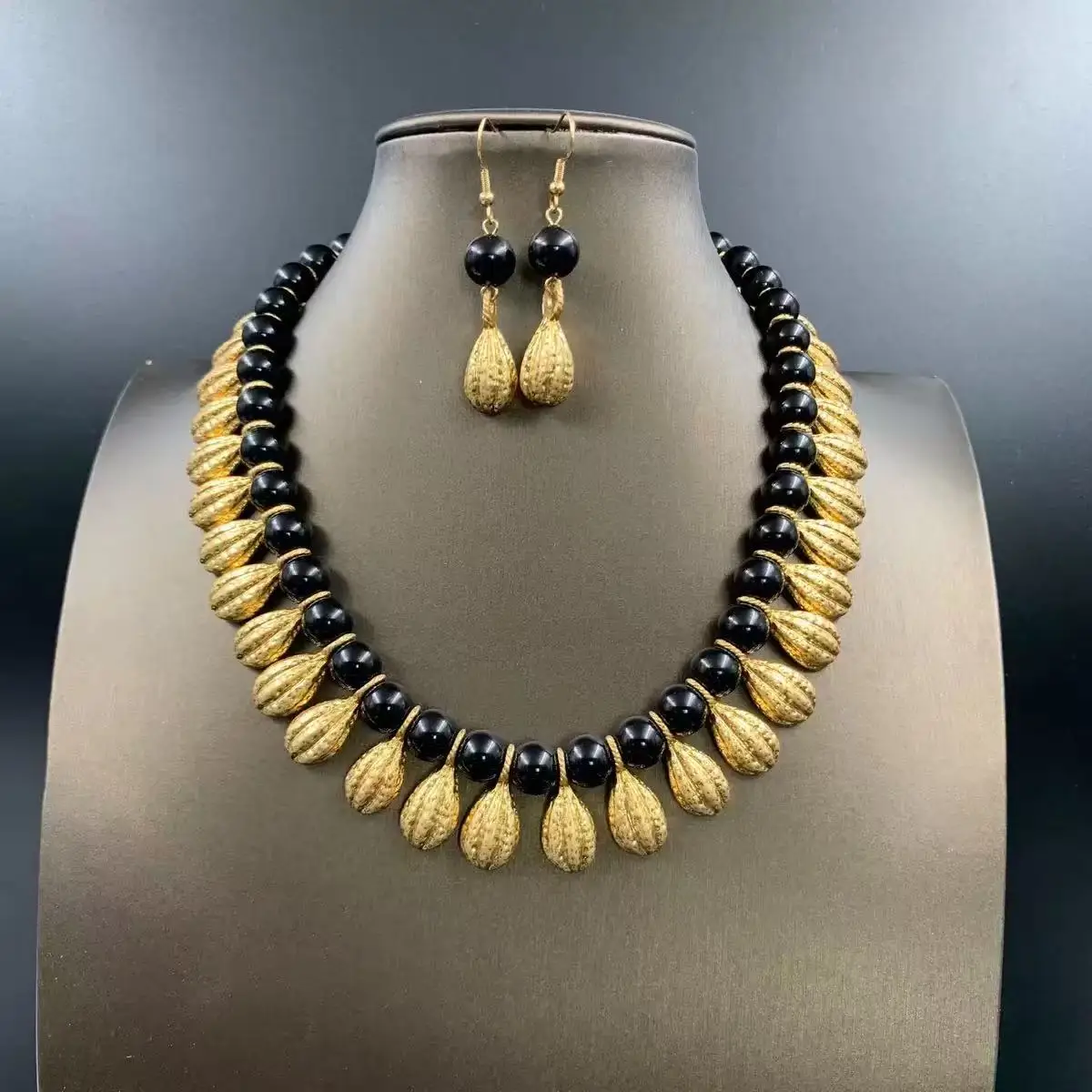 

New Fashion Design Vintage Necklace Earrings Two-Piece Set Women's Jewelry Set Dress Banquet Accessories High Quality