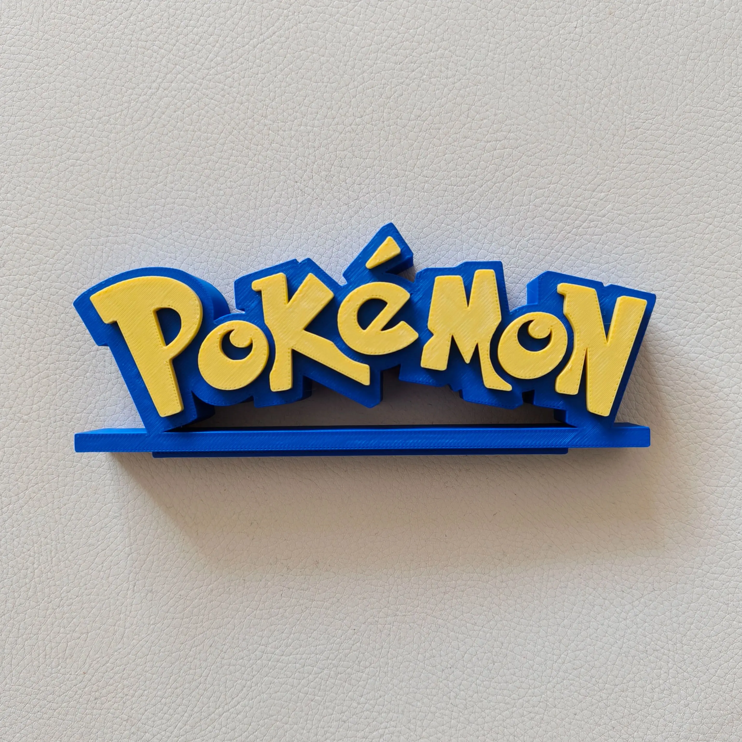 Impressão 3D Anime Pokémon Logo 15,8 * 6 * 1,8 cm Fonte de ornamento tridimensional Colocação de modelo de sinal de pé