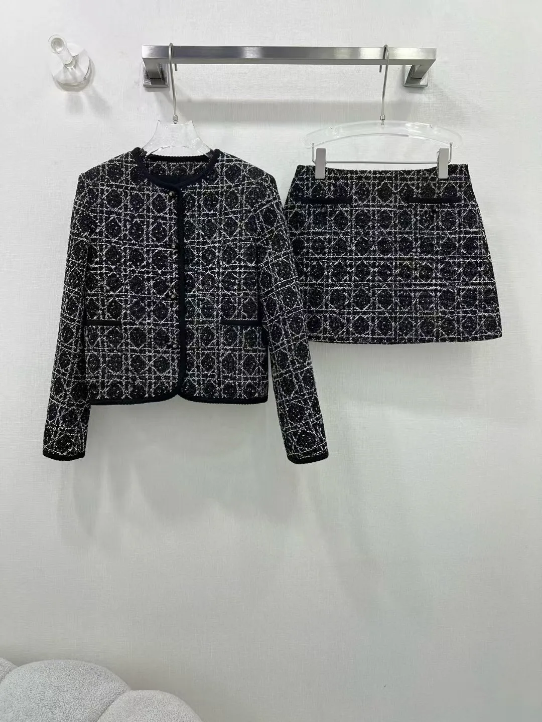 High end customized women's round neck checkered top+ half skirt set